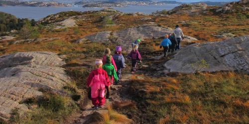 Barnehagebarn på tur på Bremsneshatten