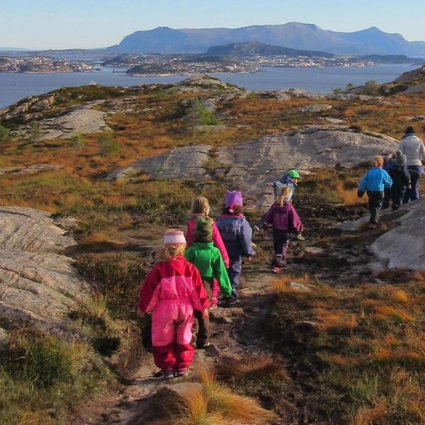 Barnehagebarn på tur på Bremsneshatten
