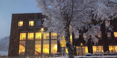 Averøy kommunehus sett utenfra.