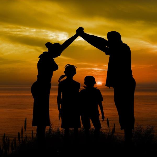 Familie i solnedgang