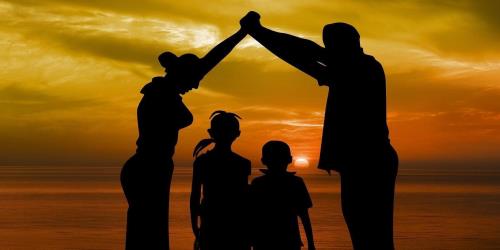 familie i solnedgang