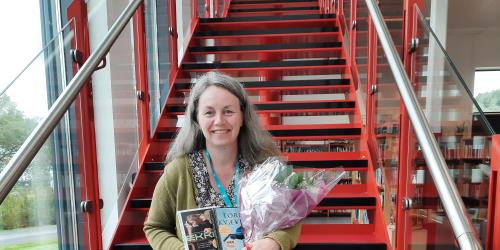 Merete i bibliotektrappa