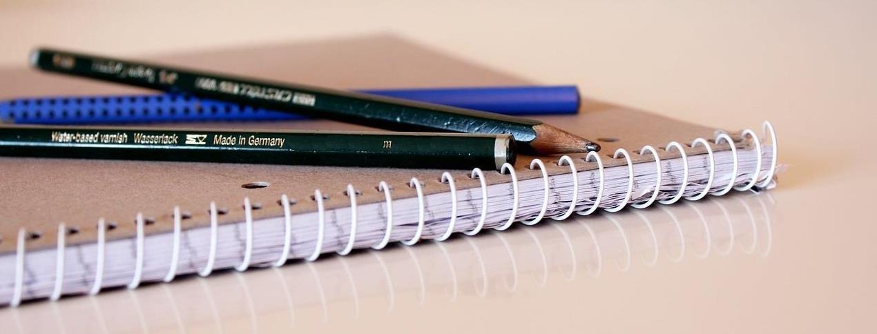 Skrivehefte og blyanter - Klikk for stort bilde