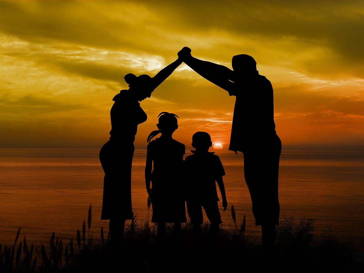 Familie i solnedgang - Klikk for stort bilde