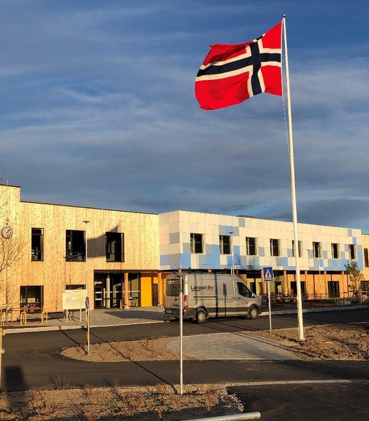 Kårvåg barneskole med flagget til topps - Klikk for stort bilde